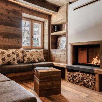 ALPINE-DAYS-Mountain-Home-caminetto